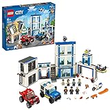 LEGO 60246 City Polizeistation, Polizei-Spielzeug, Set mit LKW, Motorrad, Polizeigebäude sowie Sound- und Leuchtsteinen, Kinderspielzeug